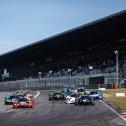 Volle Tribünen: Der Start zu Lauf zwei auf dem Nürburgring